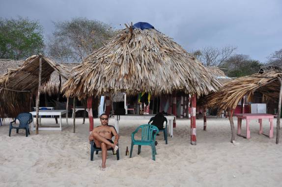 Muito bem instalado em quiosque na Playa Blanca, em Baru, na Colômbia